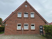 Blick auf das Haus und die Wallbox auf dem Parkplatz