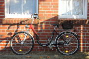 Damenfahrrad in schwarz / rot