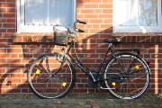 Damenfahrrad mit Korb am Lenker