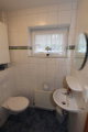 Das G&auml;ste WC im Erdgeschoss der rechten H&auml;lfte mit Blick auf das Waschbecken