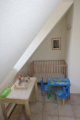Das Kinderzimmer der rechten H&auml;lfte mit Blick auf den Schreibtisch und das Babybett