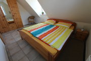 Das Schlafzimmer der rechten H&auml;lfte mit Blick auf den Schrank