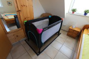Das Schlafzimmer der rechten H&auml;lfte mit dem aufgebauten Reisebett