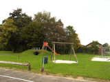 Die Schaukel auf dem Spielplatz am Ende der Strasse