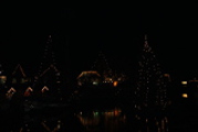 Blick in den Museumshaven mit dem schwimmenden Weihnachtsbaum bei Nacht